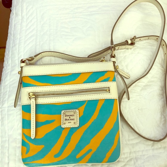 Dooney and Bourke crossbody bag - Picture 1 of 3